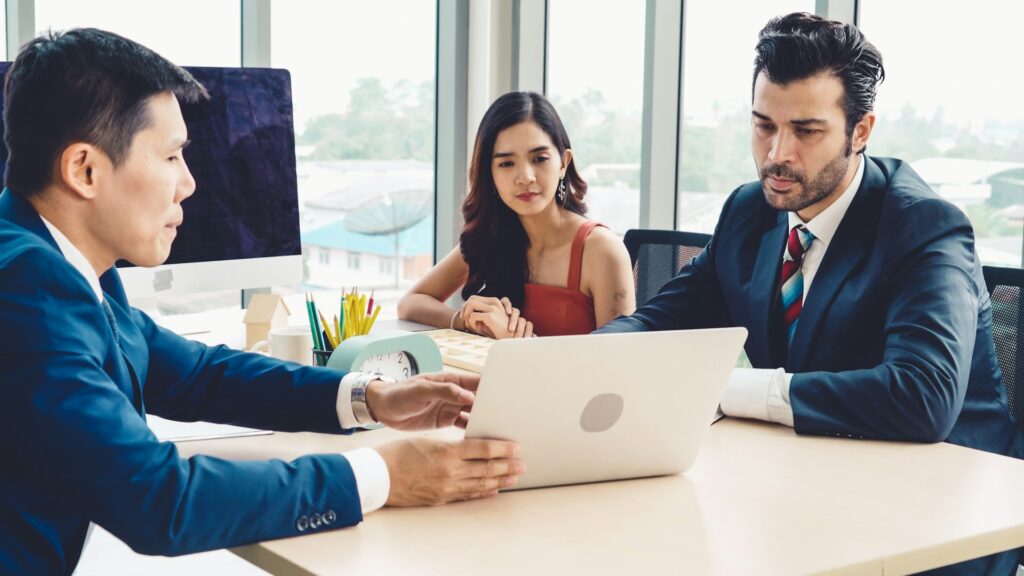 How to Choose the Right Financial Advisor for Your Business